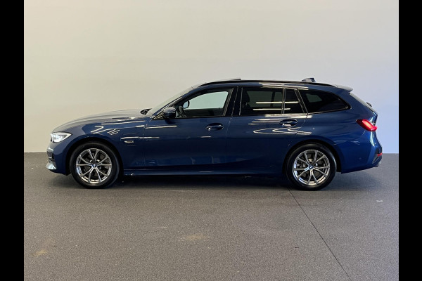 BMW 3 Serie Touring 320e Sportline Aut-8 Panoramadak Head Up Display Laser Licht Adaptive Cruise Trekhaak Leder Navi Parkeer Sensoren