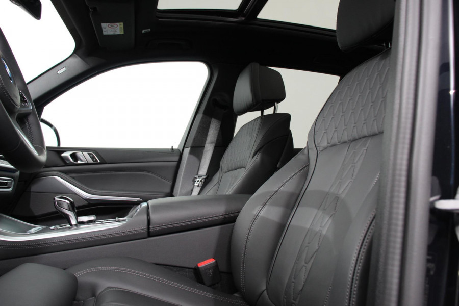 BMW X5 xDrive45e 394pk High Executive M-Sport PHEV 6 cilinder Panoramisch schuif-kantel dak Harman Kardon Head up display Lederen bekleding Electrische verstelling comfort stoelen BMW X5 xDrive45e 394pk High Executive M-Sport PHEV 6 cilinder Panoramisch schuif-kantel dak Harman Kardon Head up display Lederen bekleding Electrische verstelling comfort stoelen