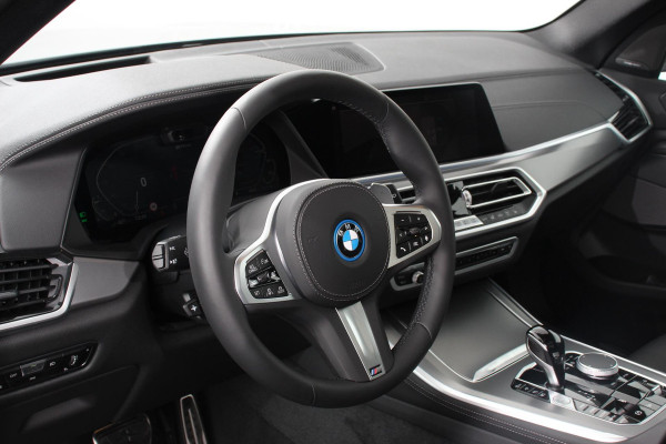 BMW X5 xDrive45e 394pk High Executive M-Sport PHEV 6 cilinder Panoramisch schuif-kantel dak Harman Kardon Head up display Lederen bekleding Electrische verstelling comfort stoelen BMW X5 xDrive45e 394pk High Executive M-Sport PHEV 6 cilinder Panoramisch schuif-kantel dak Harman Kardon Head up display Lederen bekleding Electrische verstelling comfort stoelen