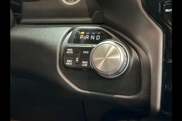 Dodge Ram 1500 5.7 V8 4x4 Crew Cab Sport | Full BLACK | Camera | ALPINE | Soft Cover | Apple Carplay | Cruise | Dodge Ram 1500 5.7 V8 4x4 Crew Cab Sport | Full BLACK | Camera | ALPINE | Soft Cover | Apple Carplay | Cruise |