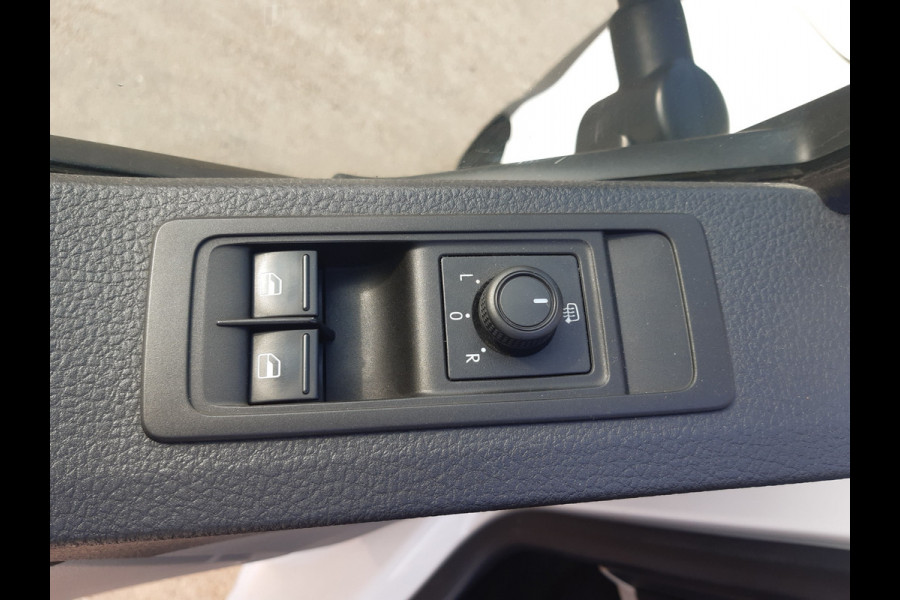 Volkswagen Transporter 2.0 TDI 150 Pk L2 Dubbel Cabine 6-Persoon Airco Cruise control Trekhaak 2500 Kg Volkswagen Transporter 2.0 TDI 150 Pk L2 Dubbel Cabine 6-Persoon Airco Cruise control Trekhaak 2500 Kg