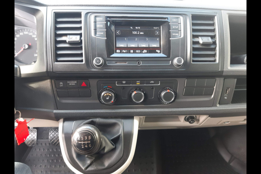 Volkswagen Transporter 2.0 TDI 150 Pk L2 Dubbel Cabine 6-Persoon Airco Cruise control Trekhaak 2500 Kg Volkswagen Transporter 2.0 TDI 150 Pk L2 Dubbel Cabine 6-Persoon Airco Cruise control Trekhaak 2500 Kg