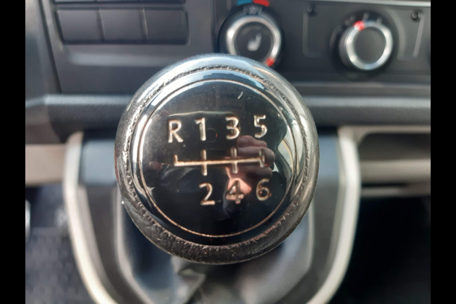 Volkswagen Transporter 2.0 TDI 150 Pk L2 Dubbel Cabine 6-Persoon Airco Cruise control Trekhaak 2500 Kg Volkswagen Transporter 2.0 TDI 150 Pk L2 Dubbel Cabine 6-Persoon Airco Cruise control Trekhaak 2500 Kg
