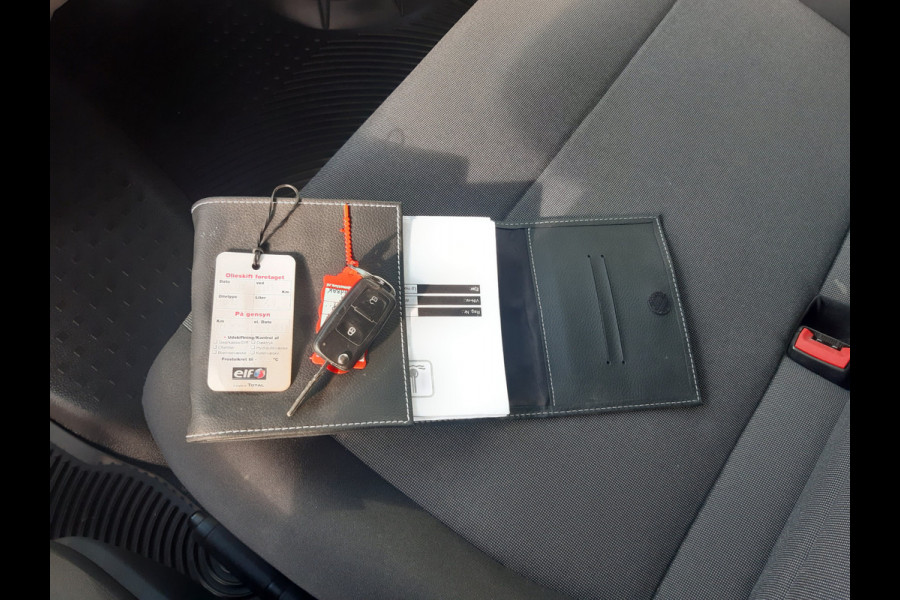 Volkswagen Transporter 2.0 TDI 150 Pk L2 Dubbel Cabine 6-Persoon Airco Cruise control Trekhaak 2500 Kg Volkswagen Transporter 2.0 TDI 150 Pk L2 Dubbel Cabine 6-Persoon Airco Cruise control Trekhaak 2500 Kg