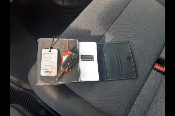 Volkswagen Transporter 2.0 TDI 150 Pk L2 Dubbel Cabine 6-Persoon Airco Cruise control Trekhaak 2500 Kg Volkswagen Transporter 2.0 TDI 150 Pk L2 Dubbel Cabine 6-Persoon Airco Cruise control Trekhaak 2500 Kg