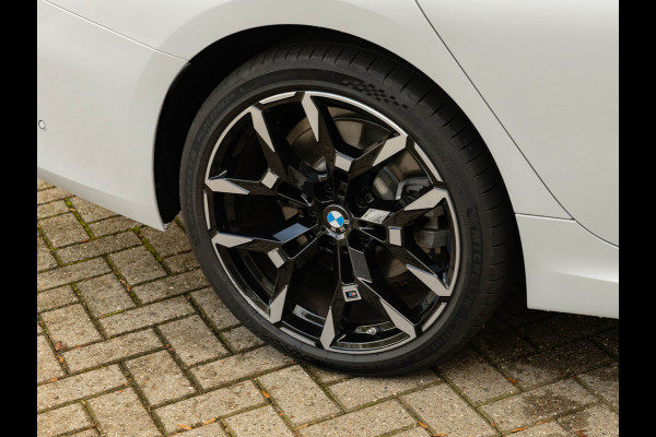 BMW 3 Serie Touring 330e xDrive - M-Sport - LCI 2 - Memoryzetel - Head-up - Driving + Parking Ass