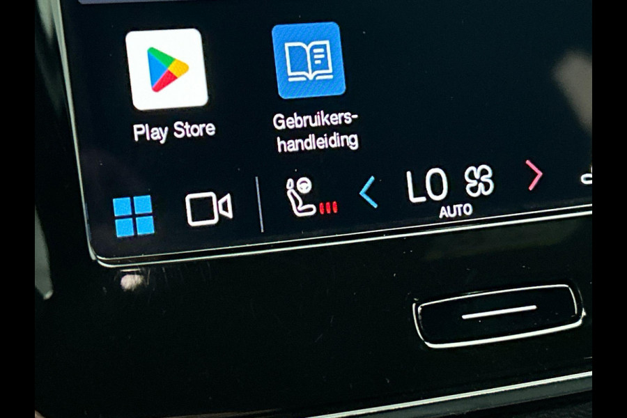 Volvo XC40 Recharge Plus 70 kWh | Navigatie | Apple Carplay/Android Auto | Climate control | Camera | Led | Parkeer sensoren | Virtual Cockpit | Cruise Control | 19"Lichtmetalen velgen | Sportstoelen Volvo XC40 Recharge Plus 70 kWh | Navigatie | Apple Carplay/Android Auto | Climate control | Camera | Led | Parkeer sensoren | Virtual Cockpit | Cruise Control | 19"Lichtmetalen velgen | Sportstoelen