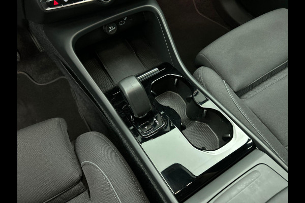 Volvo XC40 Recharge Plus 70 kWh | Navigatie | Apple Carplay/Android Auto | Climate control | Camera | Led | Parkeer sensoren | Virtual Cockpit | Cruise Control | 19"Lichtmetalen velgen | Sportstoelen Volvo XC40 Recharge Plus 70 kWh | Navigatie | Apple Carplay/Android Auto | Climate control | Camera | Led | Parkeer sensoren | Virtual Cockpit | Cruise Control | 19"Lichtmetalen velgen | Sportstoelen