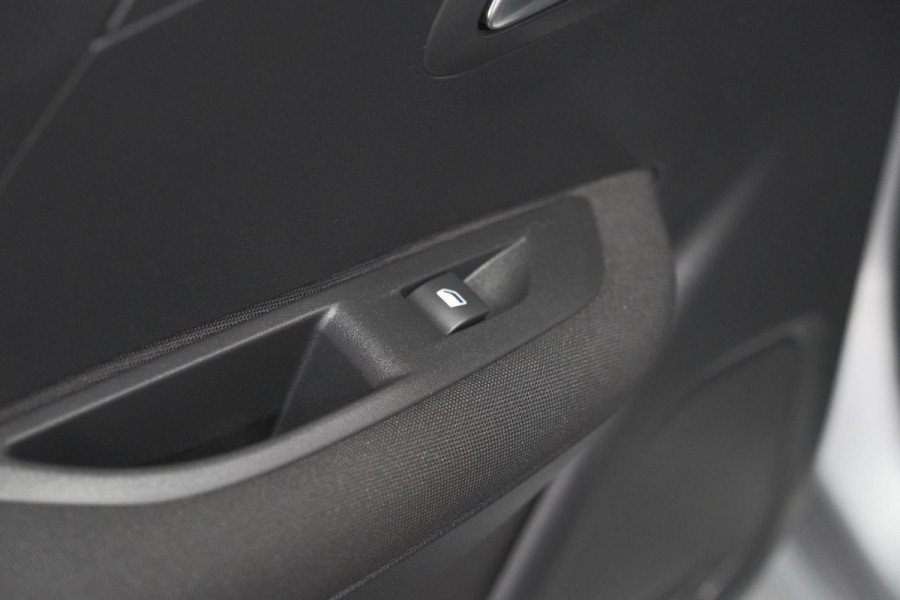 Peugeot 208 PureTech 100 Active | Parkeersensoren | Navigatie | Apple Carplay Peugeot 208 PureTech 100 Active | Parkeersensoren | Navigatie | Apple Carplay