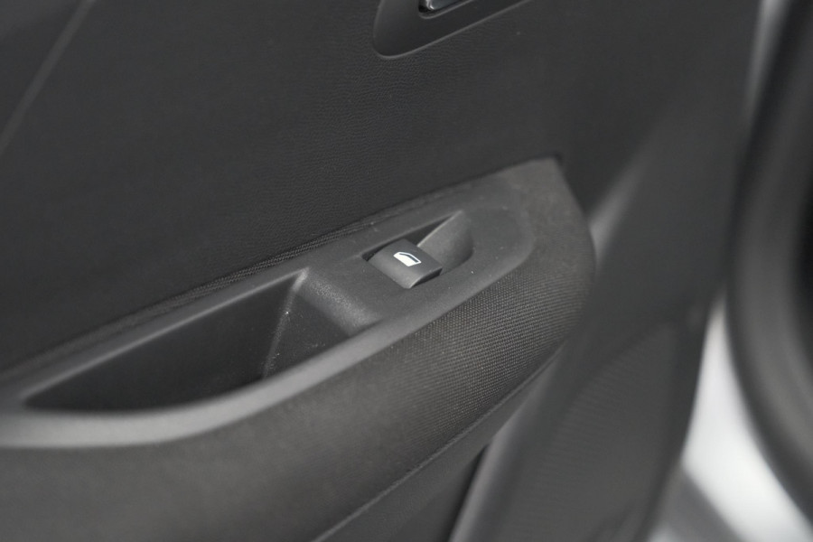 Peugeot 208 PureTech 100 Active | Parkeersensoren | Navigatie | Apple Carplay Peugeot 208 PureTech 100 Active | Parkeersensoren | Navigatie | Apple Carplay