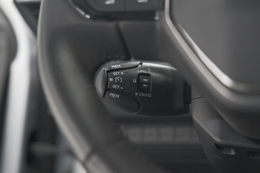 Peugeot 208 PureTech 100 Active | Parkeersensoren | Navigatie | Apple Carplay Peugeot 208 PureTech 100 Active | Parkeersensoren | Navigatie | Apple Carplay