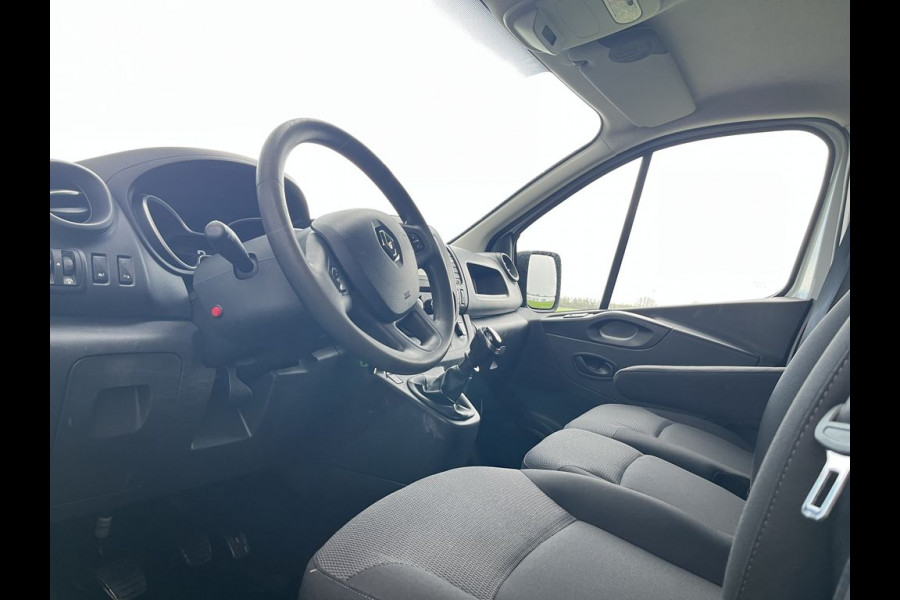 Renault Trafic 1.6 dCi E6 Comfort R-link 3 Zits Lease €251 p/m Airco, Navi, PDC, Bedrijfsinrichting, Cruise controle. Renault Trafic 1.6 dCi E6 Comfort R-link 3 Zits Lease €251 p/m Airco, Navi, PDC, Bedrijfsinrichting, Cruise controle.