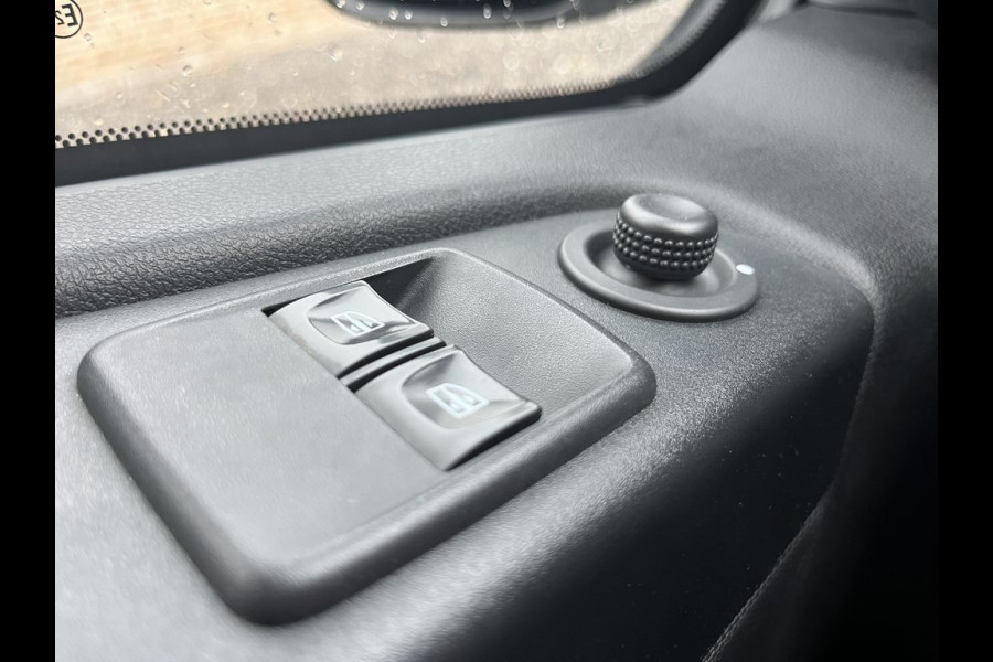 Renault Trafic 1.6 dCi E6 Comfort R-link 3 Zits Lease €251 p/m Airco, Navi, PDC, Bedrijfsinrichting, Cruise controle. Renault Trafic 1.6 dCi E6 Comfort R-link 3 Zits Lease €251 p/m Airco, Navi, PDC, Bedrijfsinrichting, Cruise controle.