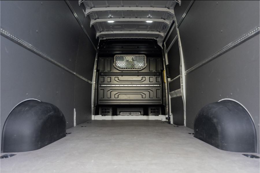 Volkswagen Crafter 35 TDI | L4H3 | NW Model | 140PK | Camera | CarPlay | Navigatie | Climate | PDC | Euro 6