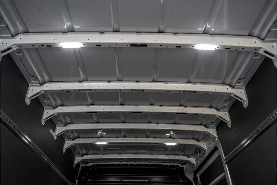 Volkswagen Crafter 35 TDI | L4H3 | NW Model | 140PK | Camera | CarPlay | Navigatie | Climate | PDC | Euro 6