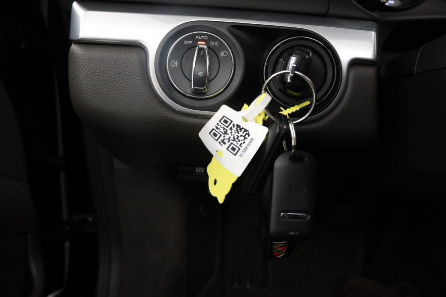 Porsche 718 Boxster 2.0 AANBIEDING!!!(Perfect OnderH, Sport Chrono, Sport Uitlaat, StoelV, Parkeersensoren, Navi, Cruise Con, Etc) Porsche 718 Boxster 2.0 AANBIEDING!!!(Perfect OnderH, Sport Chrono, Sport Uitlaat, StoelV, Parkeersensoren, Navi, Cruise Con, Etc)