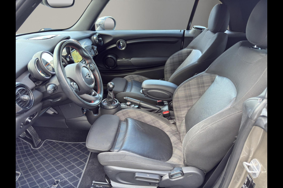 MINI Cabrio 1.5 Cooper Chili Serious Business JCW Chili pakket | Navigatie | Stoelverwarming | Airco (automatisch) | Parksensors |