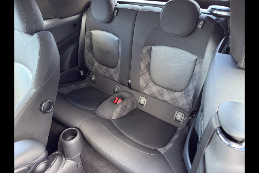 MINI Cabrio 1.5 Cooper Chili Serious Business JCW Chili pakket | Navigatie | Stoelverwarming | Airco (automatisch) | Parksensors |