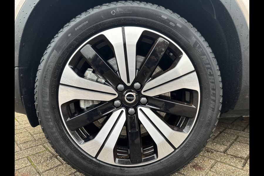 Volvo XC40 Recharge Core 70 kWh / Apple Carplay/Android Auto / 19" Velgen / Achteruitrijcamera /