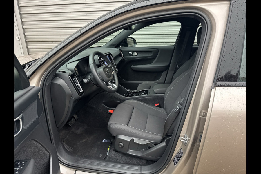 Volvo XC40 Recharge Core 70 kWh / Apple Carplay/Android Auto / 19" Velgen / Achteruitrijcamera /