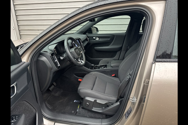 Volvo XC40 Recharge Core 70 kWh / Apple Carplay/Android Auto / 19" Velgen / Achteruitrijcamera /