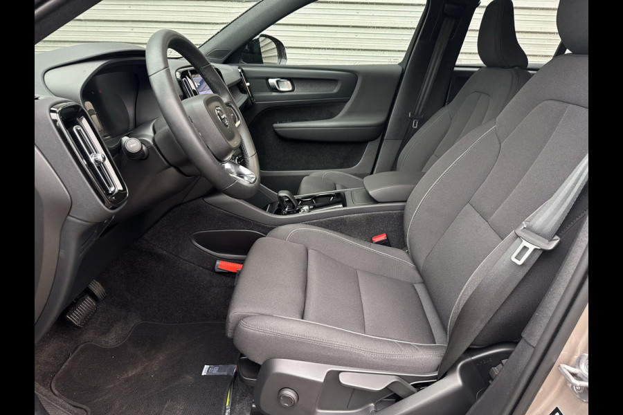 Volvo XC40 Recharge Core 70 kWh / Apple Carplay/Android Auto / 19" Velgen / Achteruitrijcamera /