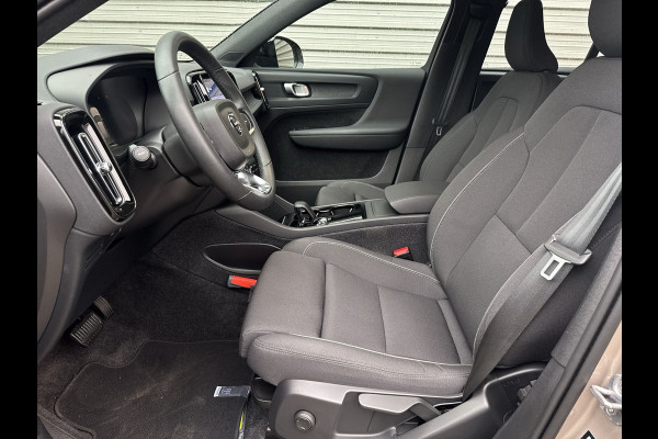 Volvo XC40 Recharge Core 70 kWh / Apple Carplay/Android Auto / 19" Velgen / Achteruitrijcamera /