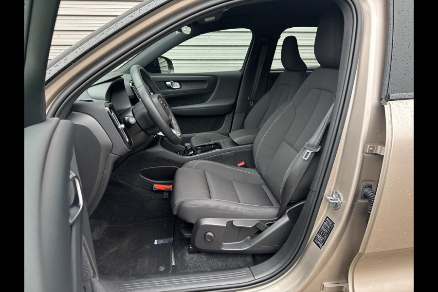 Volvo XC40 Recharge Core 70 kWh / Apple Carplay/Android Auto / 19" Velgen / Achteruitrijcamera /