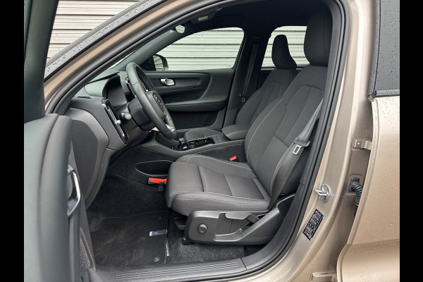 Volvo XC40 Recharge Core 70 kWh / Apple Carplay/Android Auto / 19" Velgen / Achteruitrijcamera /