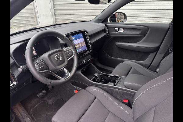 Volvo XC40 Recharge Core 70 kWh / Apple Carplay/Android Auto / 19" Velgen / Achteruitrijcamera /
