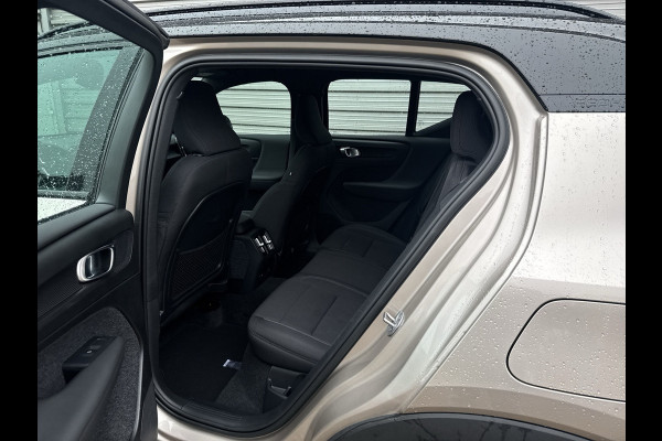 Volvo XC40 Recharge Core 70 kWh / Apple Carplay/Android Auto / 19" Velgen / Achteruitrijcamera /