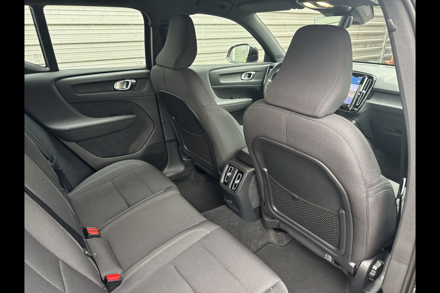 Volvo XC40 Recharge Core 70 kWh / Apple Carplay/Android Auto / 19" Velgen / Achteruitrijcamera /