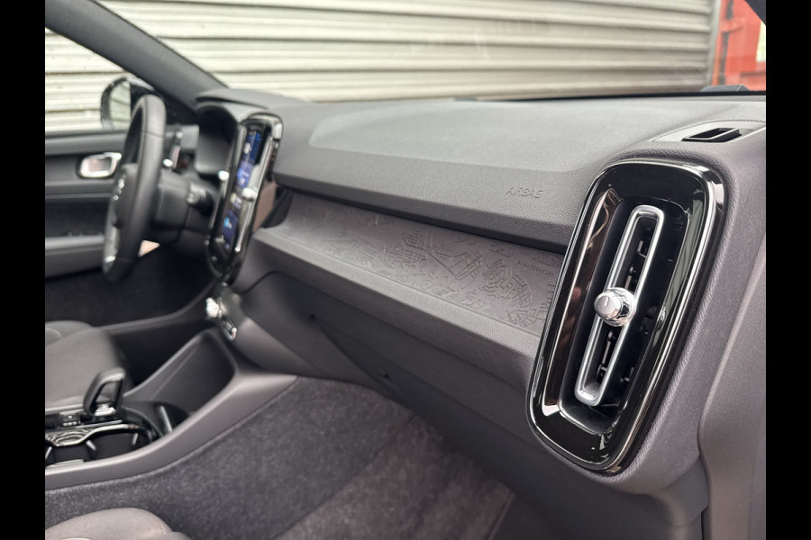 Volvo XC40 Recharge Core 70 kWh / Apple Carplay/Android Auto / 19" Velgen / Achteruitrijcamera /
