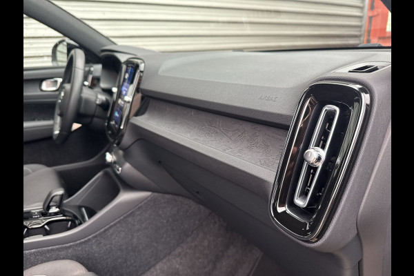 Volvo XC40 Recharge Core 70 kWh / Apple Carplay/Android Auto / 19" Velgen / Achteruitrijcamera /