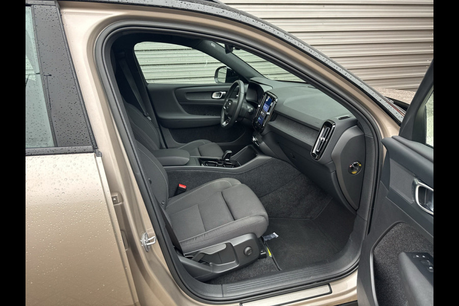 Volvo XC40 Recharge Core 70 kWh / Apple Carplay/Android Auto / 19" Velgen / Achteruitrijcamera /