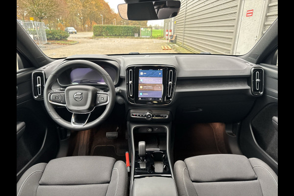 Volvo XC40 Recharge Core 70 kWh / Apple Carplay/Android Auto / 19" Velgen / Achteruitrijcamera /