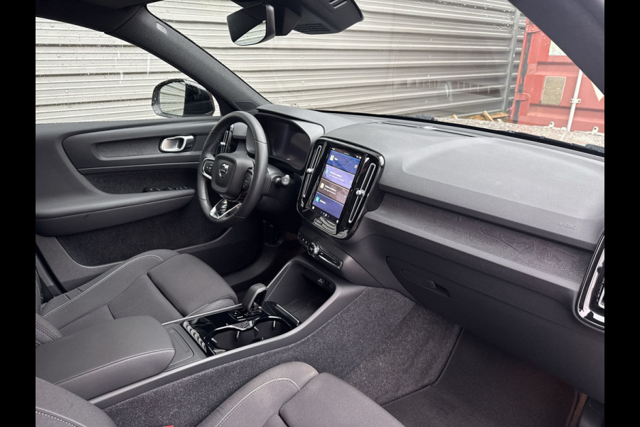 Volvo XC40 Recharge Core 70 kWh / Apple Carplay/Android Auto / 19" Velgen / Achteruitrijcamera /