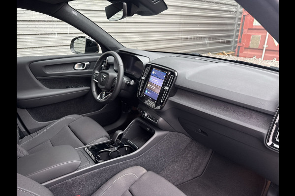 Volvo XC40 Recharge Core 70 kWh / Apple Carplay/Android Auto / 19" Velgen / Achteruitrijcamera /