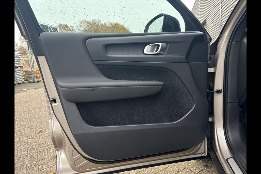 Volvo XC40 Recharge Core 70 kWh / Apple Carplay/Android Auto / 19" Velgen / Achteruitrijcamera /