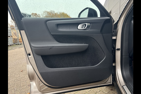 Volvo XC40 Recharge Core 70 kWh / Apple Carplay/Android Auto / 19" Velgen / Achteruitrijcamera /