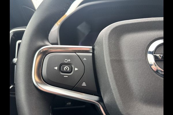Volvo XC40 Recharge Core 70 kWh / Apple Carplay/Android Auto / 19" Velgen / Achteruitrijcamera /