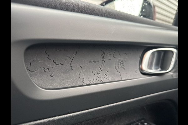 Volvo XC40 Recharge Core 70 kWh / Apple Carplay/Android Auto / 19" Velgen / Achteruitrijcamera /