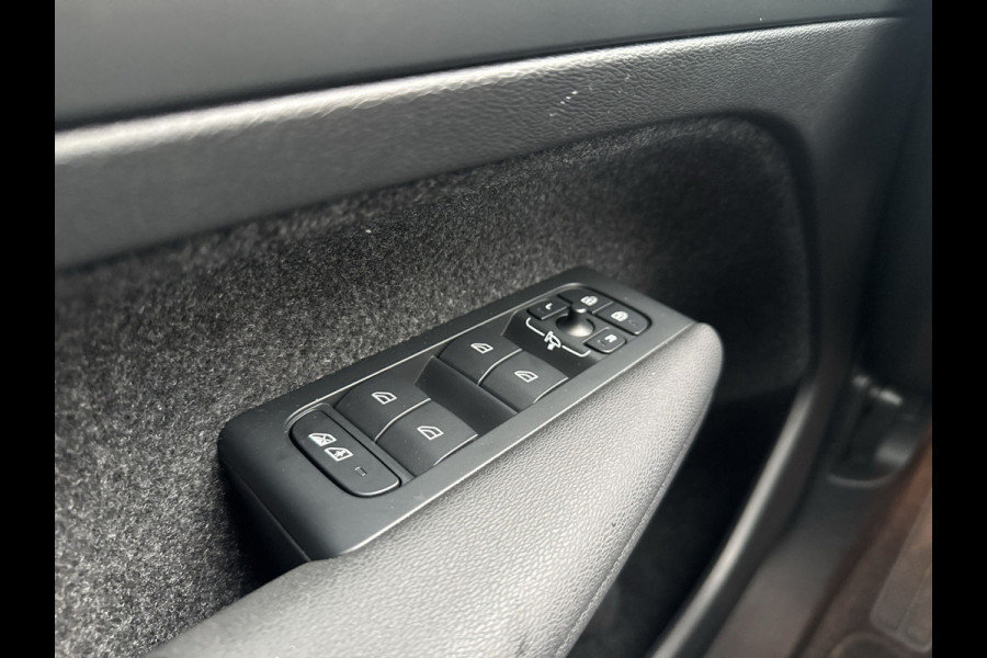 Volvo XC40 Recharge Core 70 kWh / Apple Carplay/Android Auto / 19" Velgen / Achteruitrijcamera /