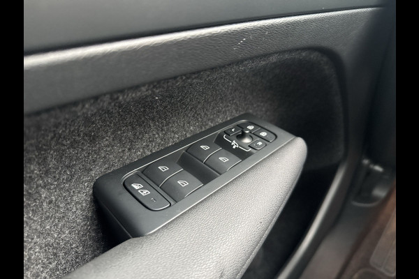 Volvo XC40 Recharge Core 70 kWh / Apple Carplay/Android Auto / 19" Velgen / Achteruitrijcamera /