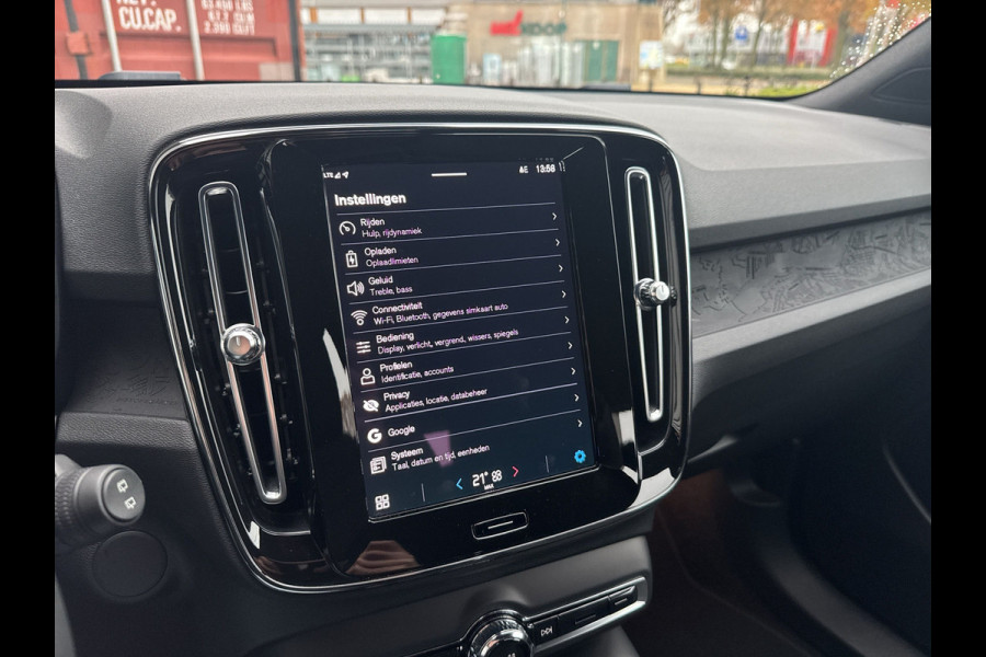 Volvo XC40 Recharge Core 70 kWh / Apple Carplay/Android Auto / 19" Velgen / Achteruitrijcamera /