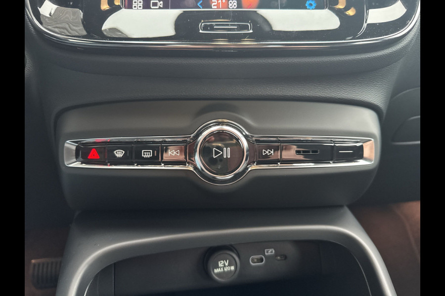 Volvo XC40 Recharge Core 70 kWh / Apple Carplay/Android Auto / 19" Velgen / Achteruitrijcamera /