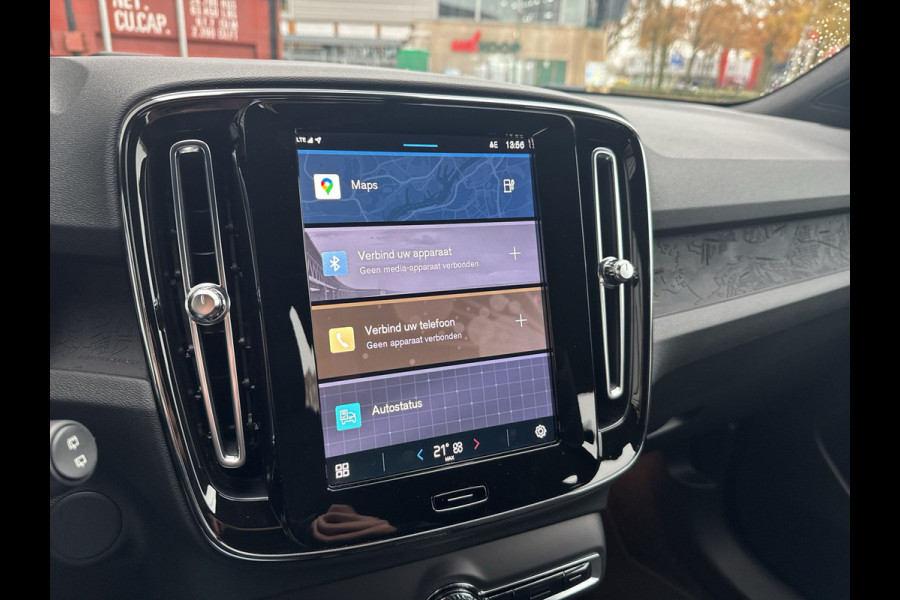 Volvo XC40 Recharge Core 70 kWh / Apple Carplay/Android Auto / 19" Velgen / Achteruitrijcamera /