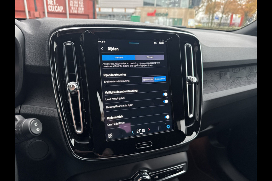 Volvo XC40 Recharge Core 70 kWh / Apple Carplay/Android Auto / 19" Velgen / Achteruitrijcamera /