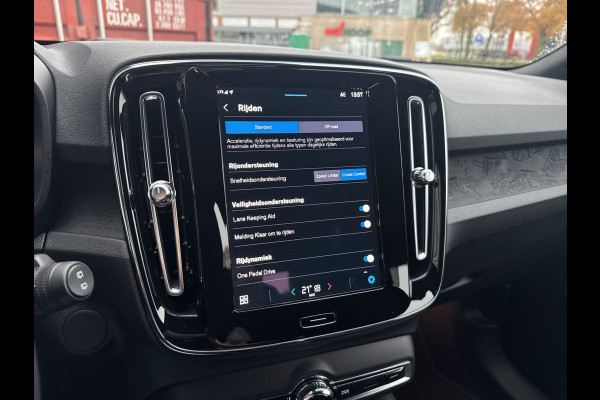 Volvo XC40 Recharge Core 70 kWh / Apple Carplay/Android Auto / 19" Velgen / Achteruitrijcamera /