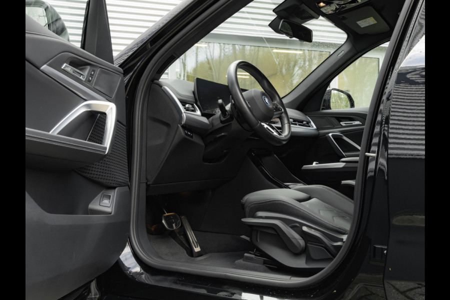 BMW iX1 eDrive20 M-Sport - Camera - Shadow Line - Adaptief Onderstel - Stoelverwarming